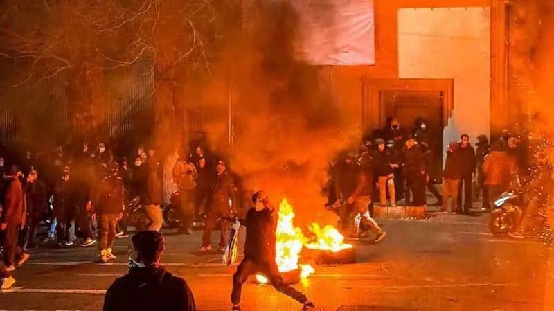 Protestos no Irã desafiam regime, deixam centenas de mortos e recebem apoio de trabalhadores