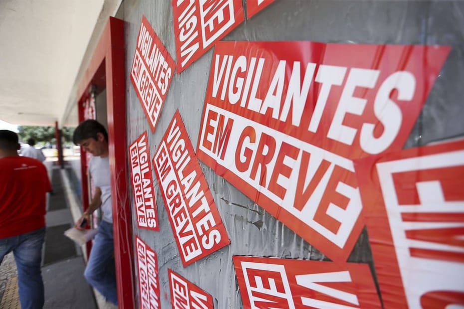 Trabalhadores reunidos em assembleia sindical durante greve pacífica